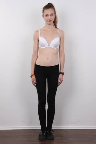 4. Download full pics of model Tereza (20) from czechcasting.com