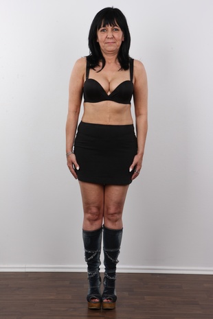 4. Download full pics of model Simona (47) from czechcasting.com