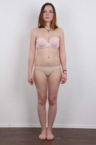 4. Download full pics of model Kristyna (21) from czechcasting.com