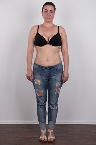 4. Download full pics of model Zuzana (35) from czechcasting.com