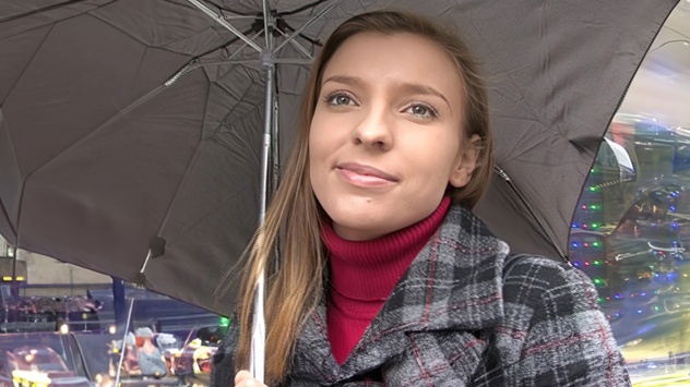 Diplomate avec du sperme sur le visage